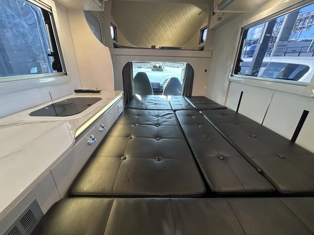 サロンカー車内